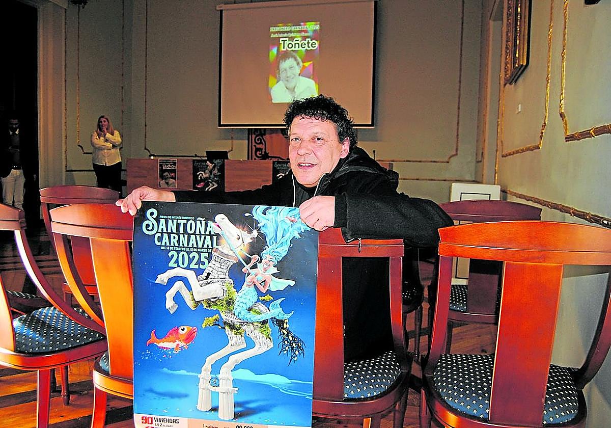 Toñete Quintana, pregonero del Carnaval de Santoña 2025, en el salón de actos del Ayuntamiento.