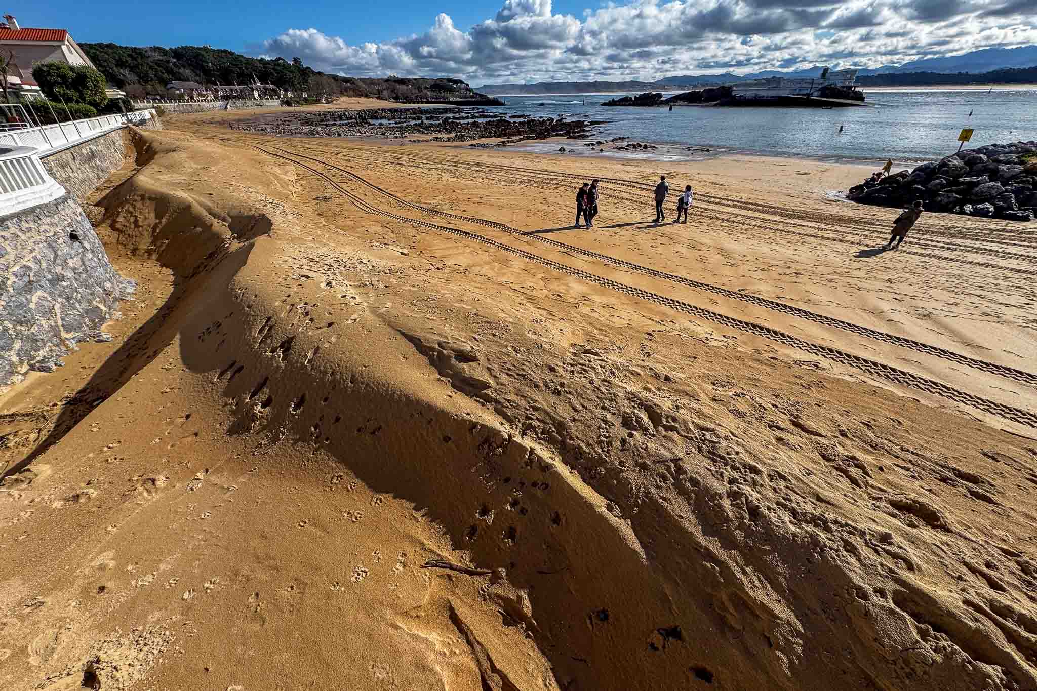 La playa de Los Bikinis, en Santander, con profundos desniveles y montañas de arena por el temporal.