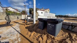 La arena invade la acera tras el paso de las borrascas por la playa de Los Bikinis, en Santander.