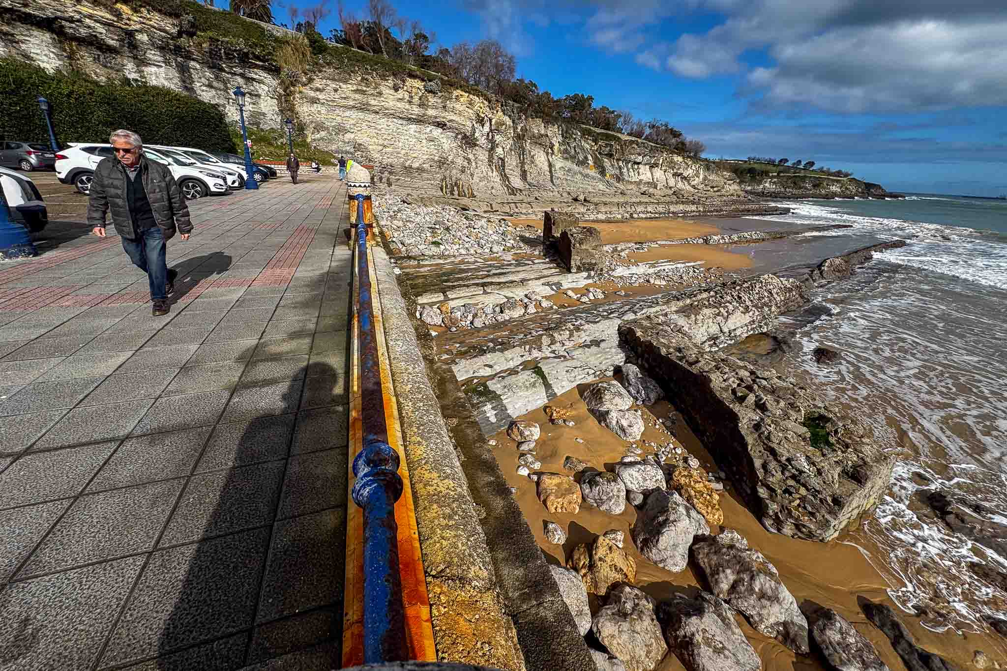 El final del paseo de Manuel Lago, en Santander, uno de los puntos críticos a los que más afecta el olaje en la capital.