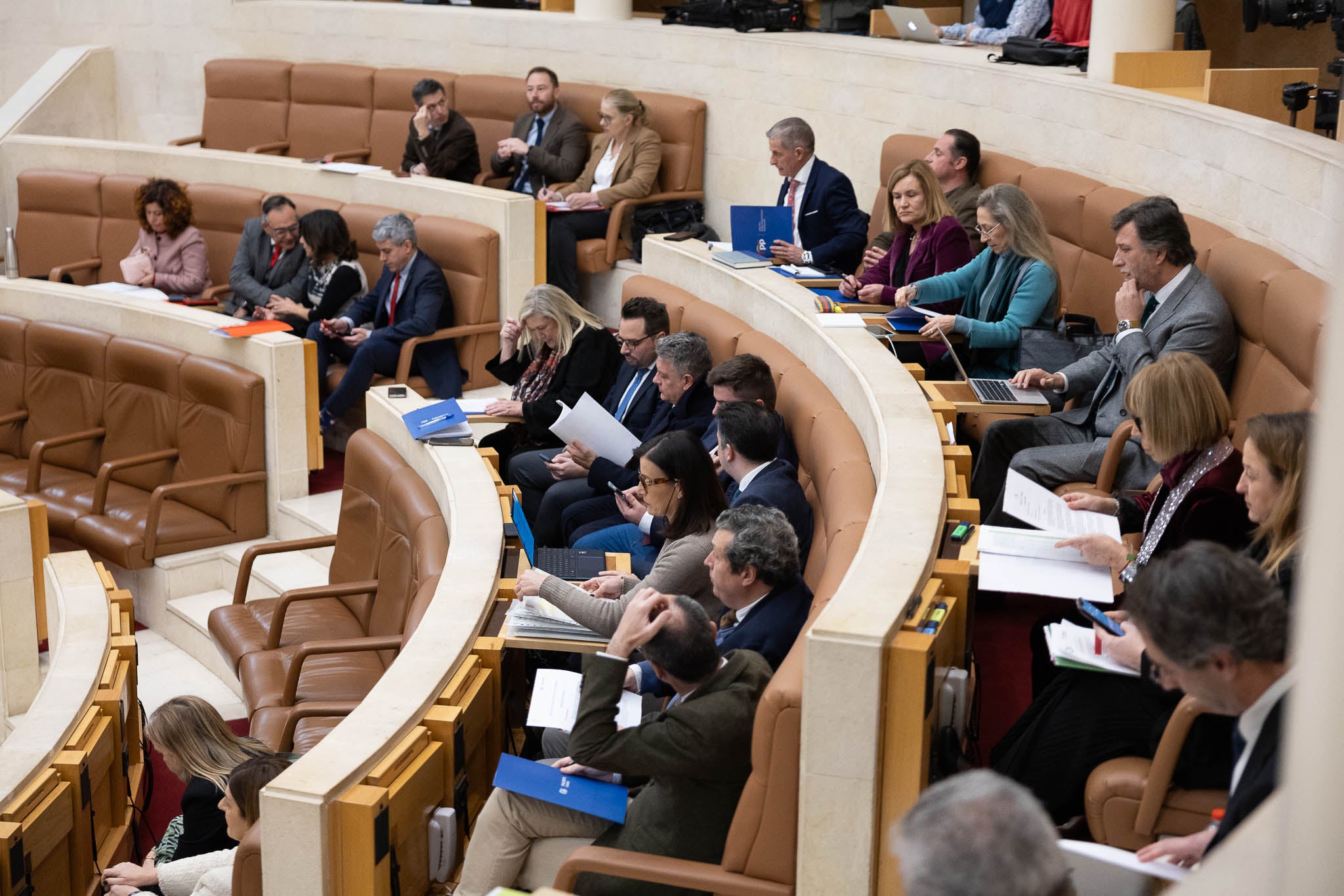 Los diputados, durante la primera sesión ordinaria del año en el Parlamento regional.