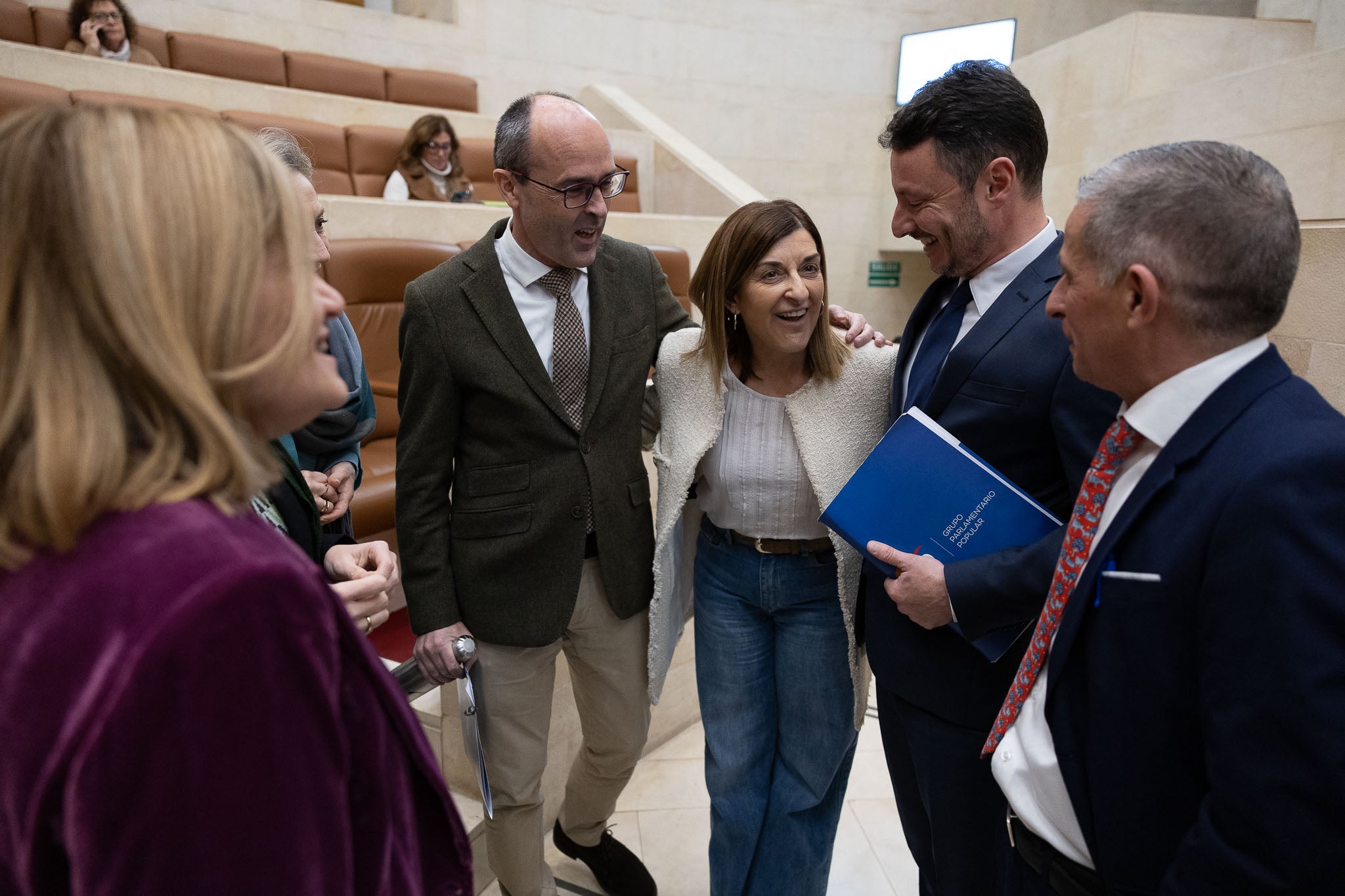 La presidenta Buruaga intercambia unas palabras con los también populares Yolanda García, Juan José Alonso, Alejandro Liz y Rafael de la Gándara.