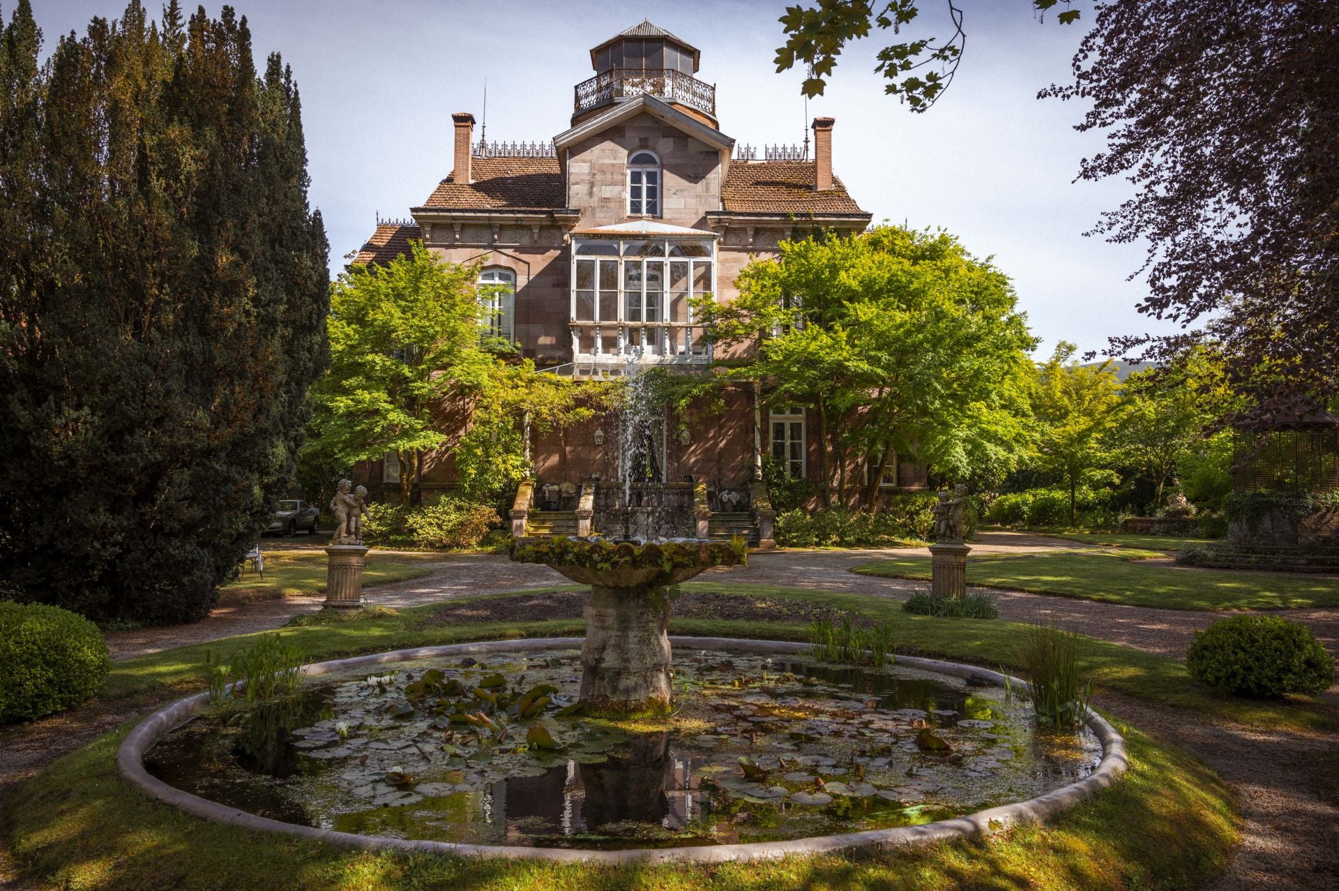 Esta vivienda se construyó siguiendo el estilo indiano en 1885 y en ella Josefina Aldecoa creó buena parte de su obra.