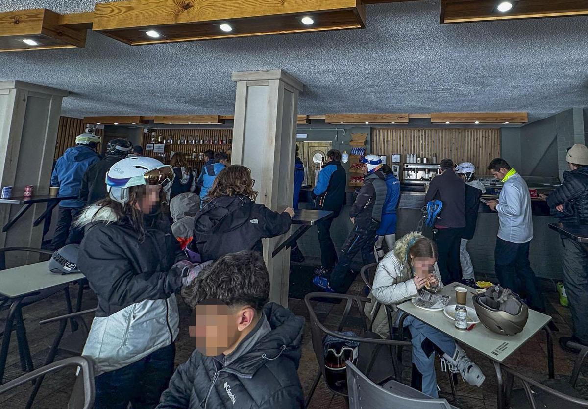 Clientes a la espera de ser atendidos en la cafetería del Chivo, este sábado.