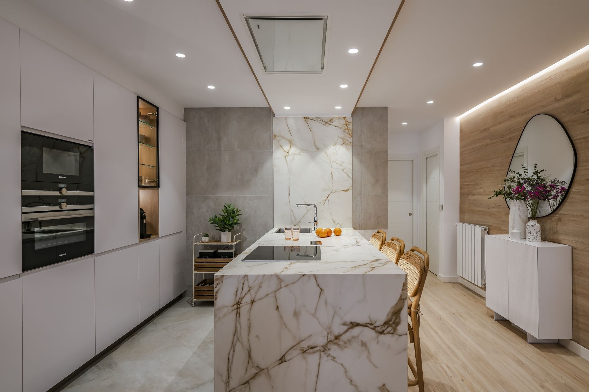 Cocina diseñada por Ángela Acevedo, de Proyectos 3A Interiorismo, en un piso de la capital cántabra. Ante la falta de luz natural de la casa eligió colores claros para dar luminosidad a la estancia. Su número de colegiada es 181CAN.