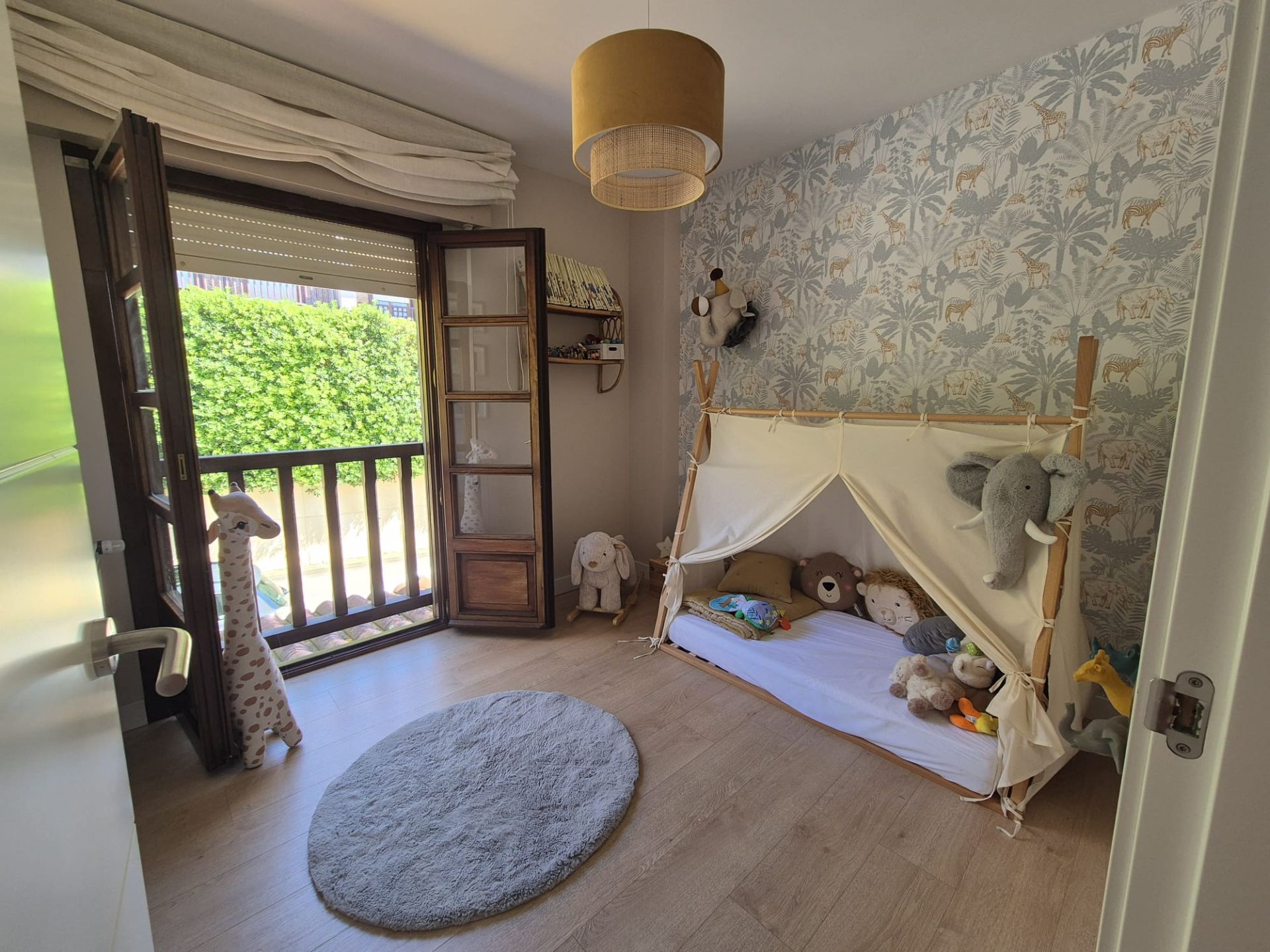 Un espacio de ensueño para cualquier niño: en esta habitación, ubicada en una casa del arco de la Bahía, la cama en forma de tipi y el papel pintado crean el rincón perfecto para descansar y jugar.