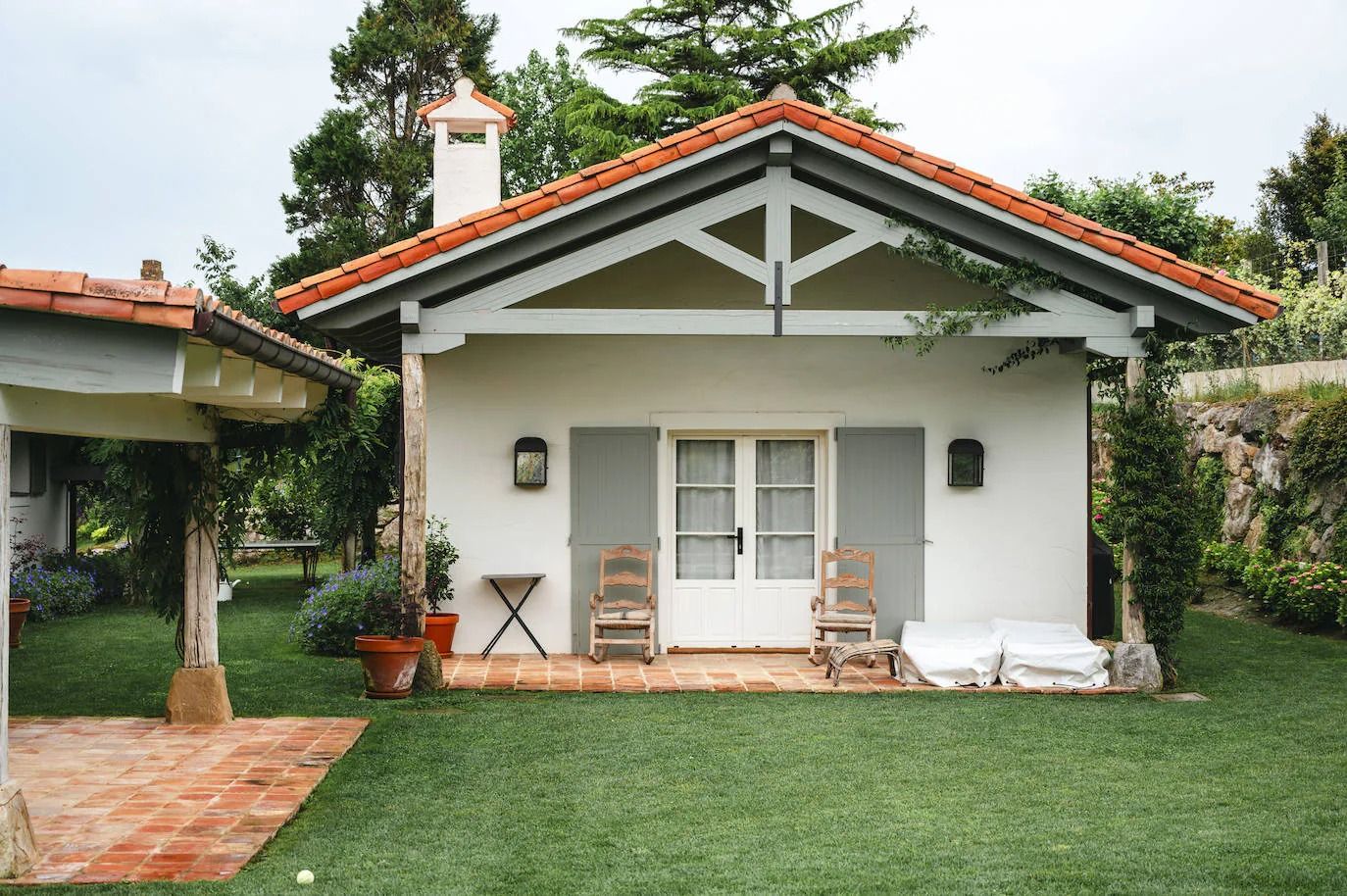 El uso regular del cortacésped, el riego adecuado y la fertilización garantizarán que su jardín este siempre verde.