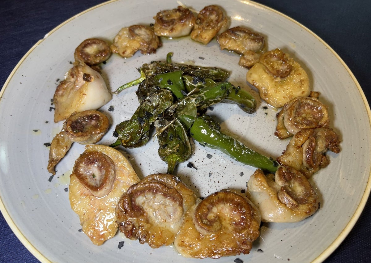 Imagen secundaria 1 - Lechazo de Castilla, suministrado por Hermanos Alonso, de Palencia, preparado al horno y con guarnición de patata panadera y ensalada; riñones a la plancha y tarta de hojaldre y mantequilla.