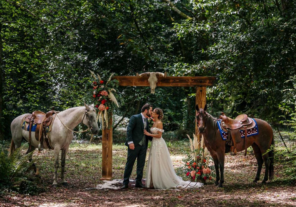 Luna Rodríguez y Daniel Cos celebraron su boda vaquera en Escalante el pasado 27 de julio. Los dos compiten a nivel nacional en la modalidad de 'doma western', así que tuvieron muy clara la temática que querían para su día e hicieron ellos mismos toda la decoración.