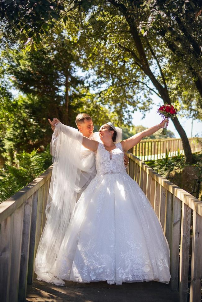 Marián Revilla y David Fernández se casaron en Isla el 7 de septiembre. Los novios recuerdan que tras diez días sin parar de llover, la mañana de su boda salió el sol, como se aprecia en esta imagen.