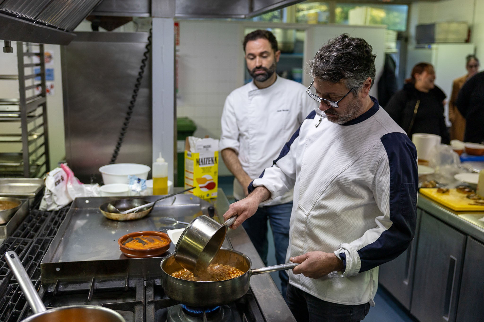 Juan Llano, jefe de cocina del Hotel Santemar, en proceso de regenerar su 'guisote' de garbanzos y papada.