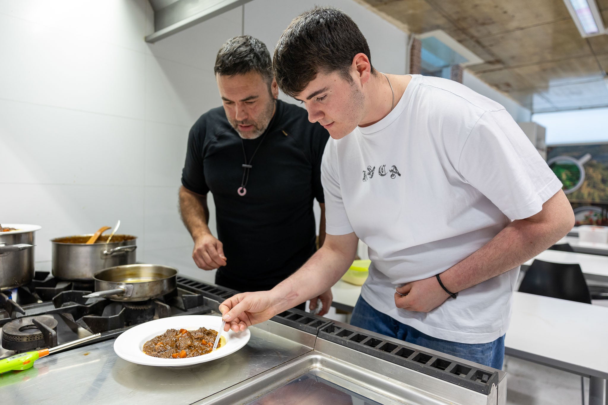 Dos finalilstas ultiman la presentación del plato. 