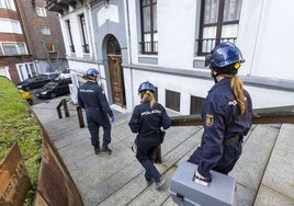 Agentes de la Policía Nacional de Santander acceden al edificio donde se registró el incendio el pasado 17 de enero.