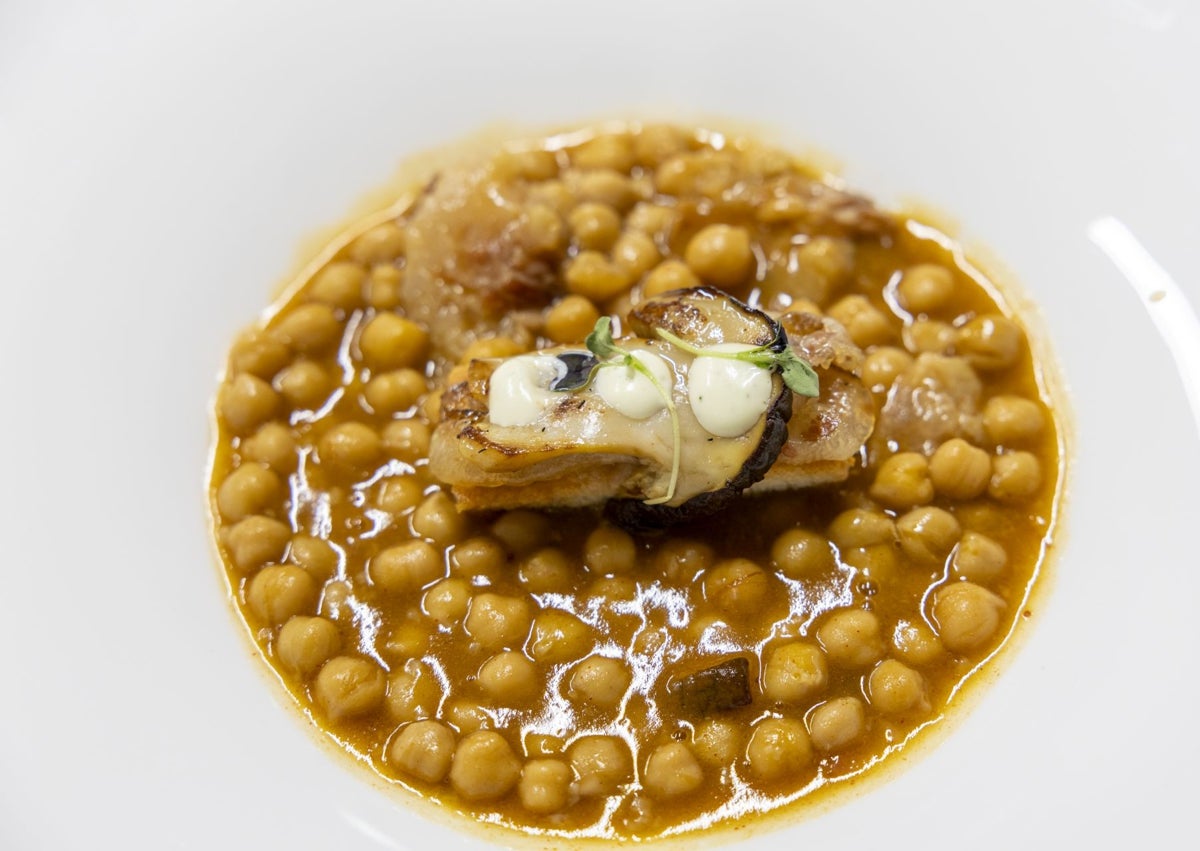 Imagen secundaria 1 - Verdinas con bogavante, garbanzos con papada y goulash de cordero, los tres guisotes premiados en esta edición. En la imagen superior el primer premio, a la izquierda, el segundo y, a la derecha, el tercer premio.