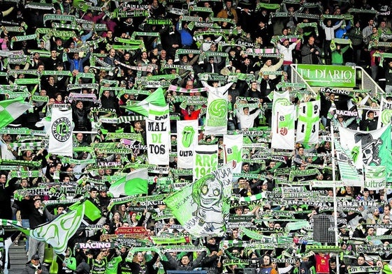 La afición racinguista, durante el partido contra el Málaga.