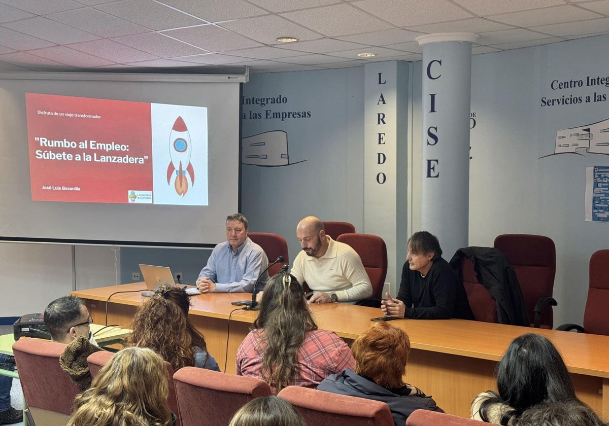 El alcalde, Miguel González; el coordinador de la lanzadera, Pablo Cobisa; y el orientador laboral, José Luis Bezanilla en la presentación del proyecto.