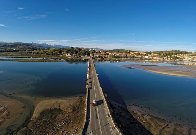 El puente de La Maza se construyó en el siglo XVI sobre un enclave muy complejo, porque allí se juntan las rías del Escudo y del Gandarilla.