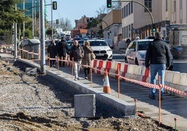 Varias personas caminan, este martes, junto a las obras de rehabilitación integral de General Dávila.