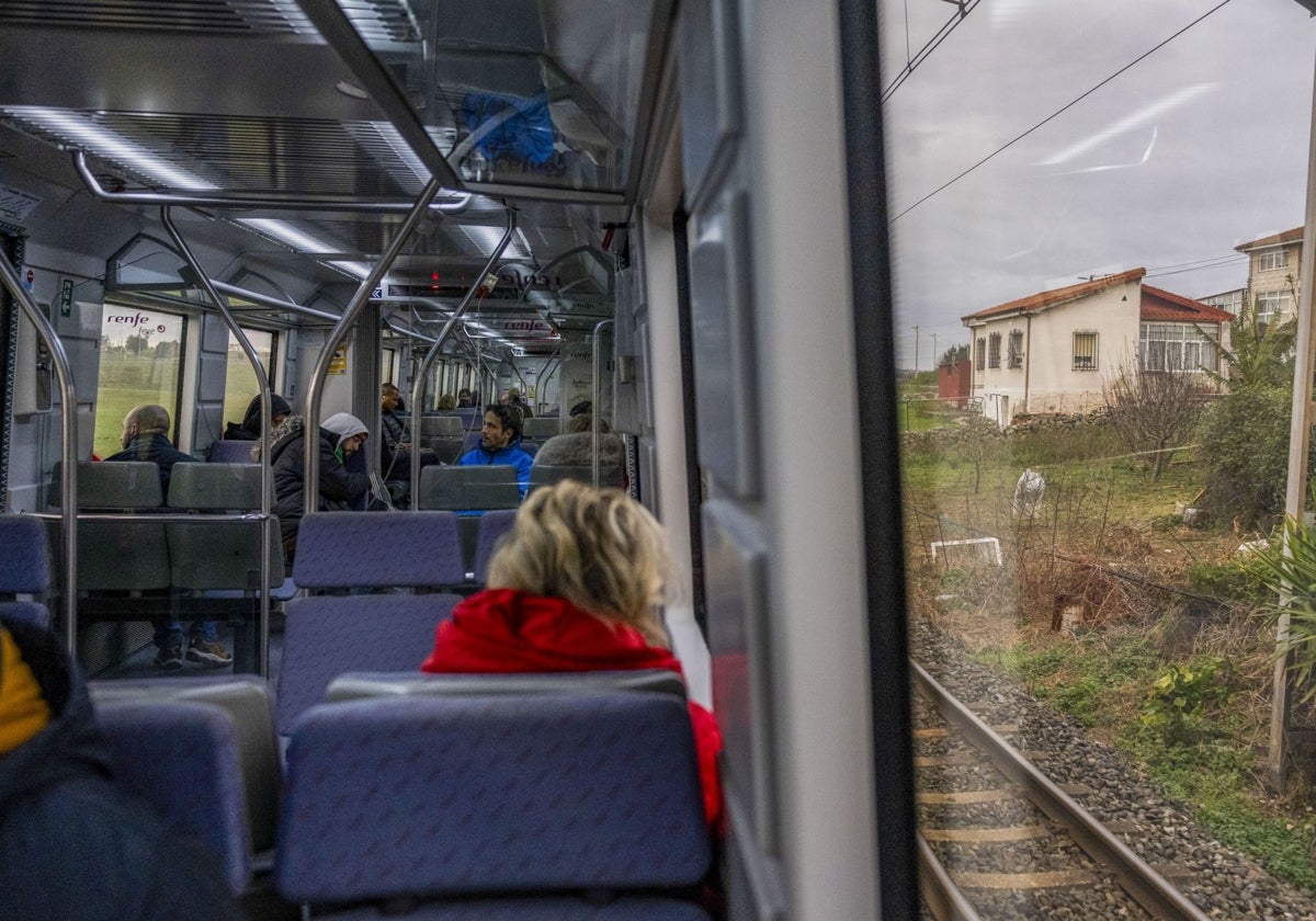 El interior del tren mientras realiza el recorrido hacia Torrelavega.