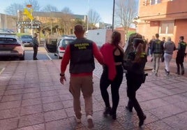 Una de las personas detenidas por la Guardia Civil. en la operación