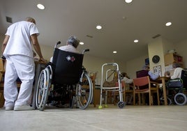 Usuarios y personal sanitario en una residencia de mayores de Cantabria.