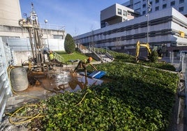 Operarios realizan las catas del terreno en el que está previsto la ubicación del búnker en Valdecilla.