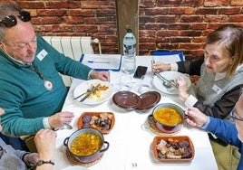 Bárbara Gutiérrez, directora de la AEHC; Amagoia Alcerreca, propietaria del restaurante La Solana; Gabriel Argumosa, presidente de la Cofradía de los Cocidos; Carolina Calero, cocinera del restaurante La Solana y Miguel Diego (Grupo Los Pasiegos).