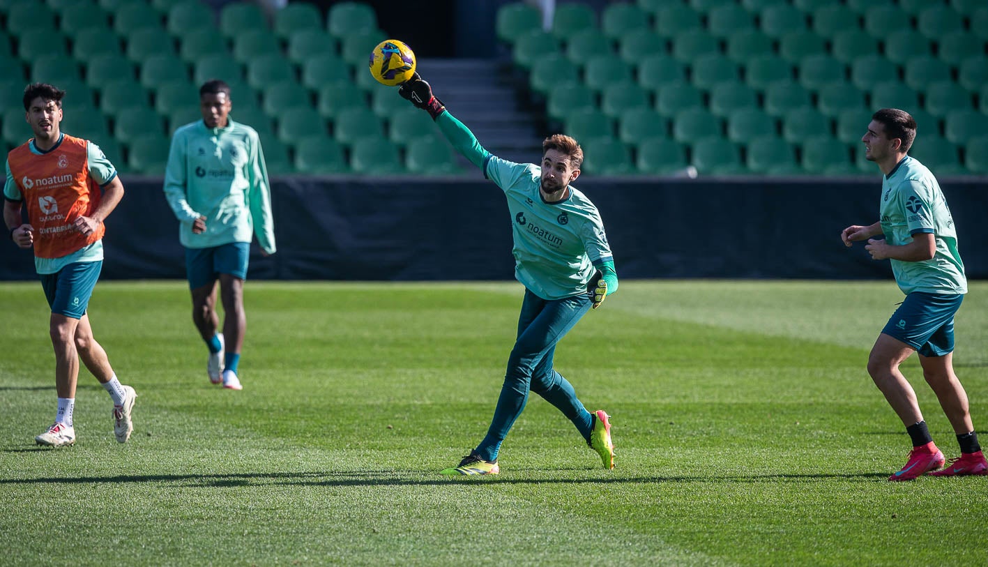 Ezkieta saca el balón con la mano.