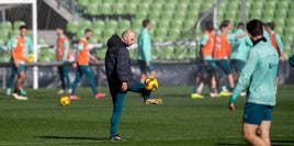 José Alberto controla un balón durante la sesión de entrenamiento en los Campos de Sport