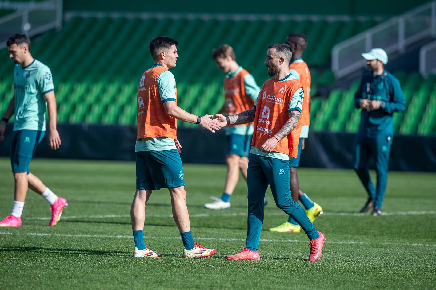 Aldasoro choca la mano con Rober González.