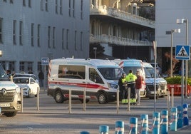 Ambulancias de Diavida, frente a las consultas de Valdecilla Sur.