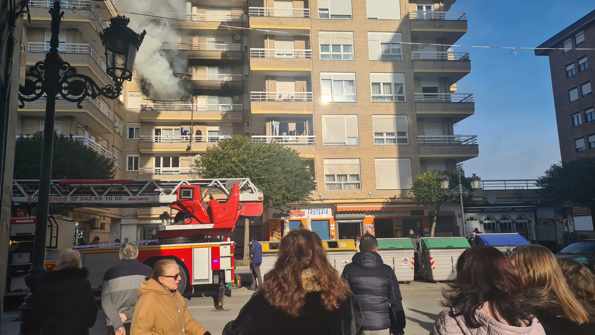 Las llamas dieron paso a una densa columna de humo gris y casi negro por momentos, ya cerca de las diez de la mañana. 