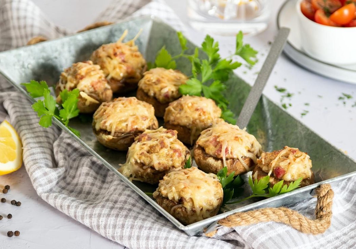 Un buen plato para «anunciar» el fin de semana: champiñones rellenos de jamón.