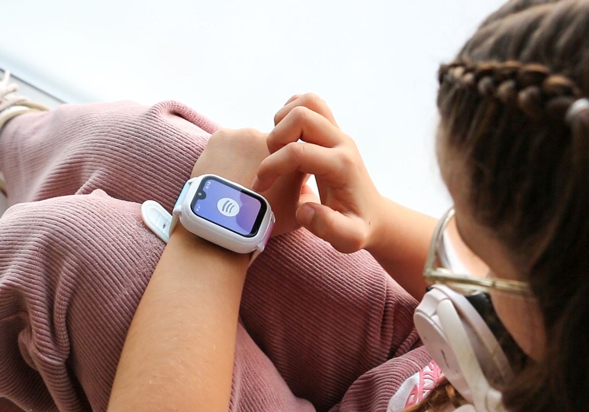 Una niña utiliza uno de los relojes inteligentes con IA de SaveFamily.