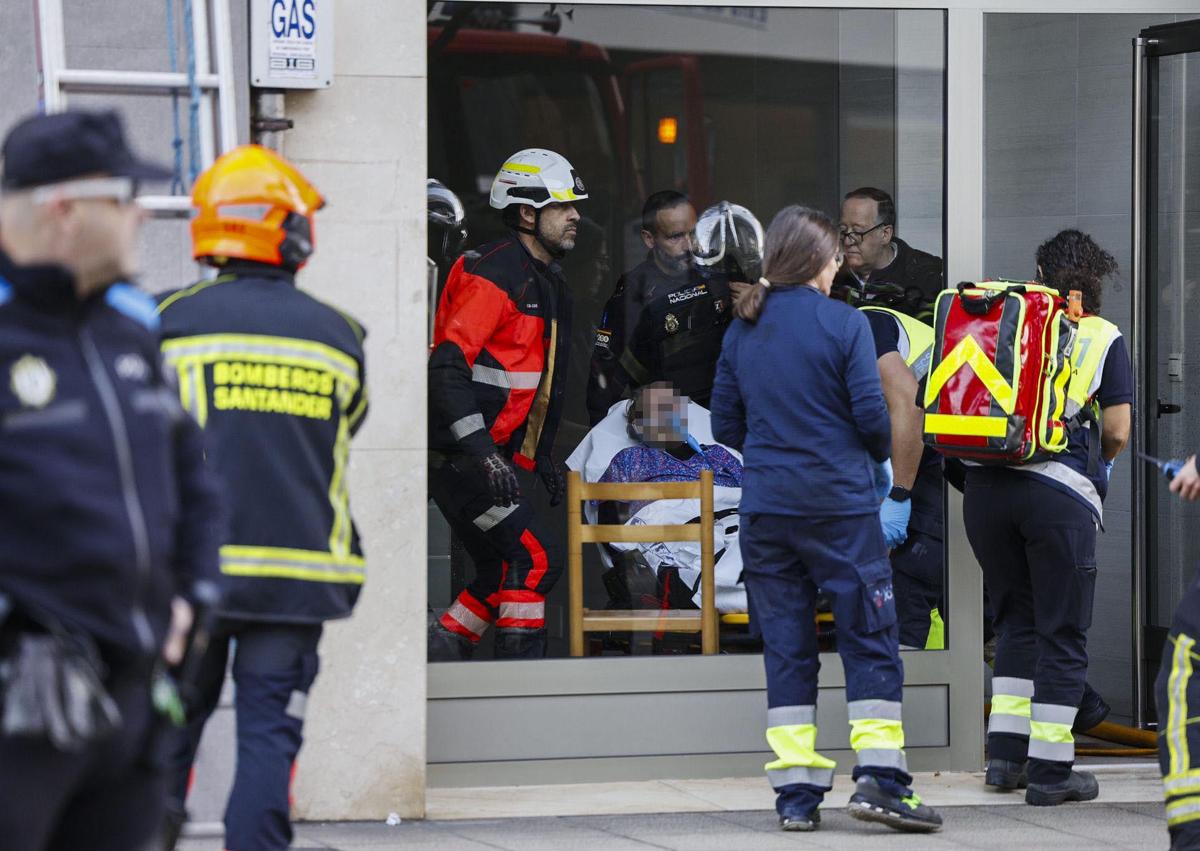 Imagen secundaria 1 - Una mujer de avanzada edad, herida leve en un incendio en la calle Castilla