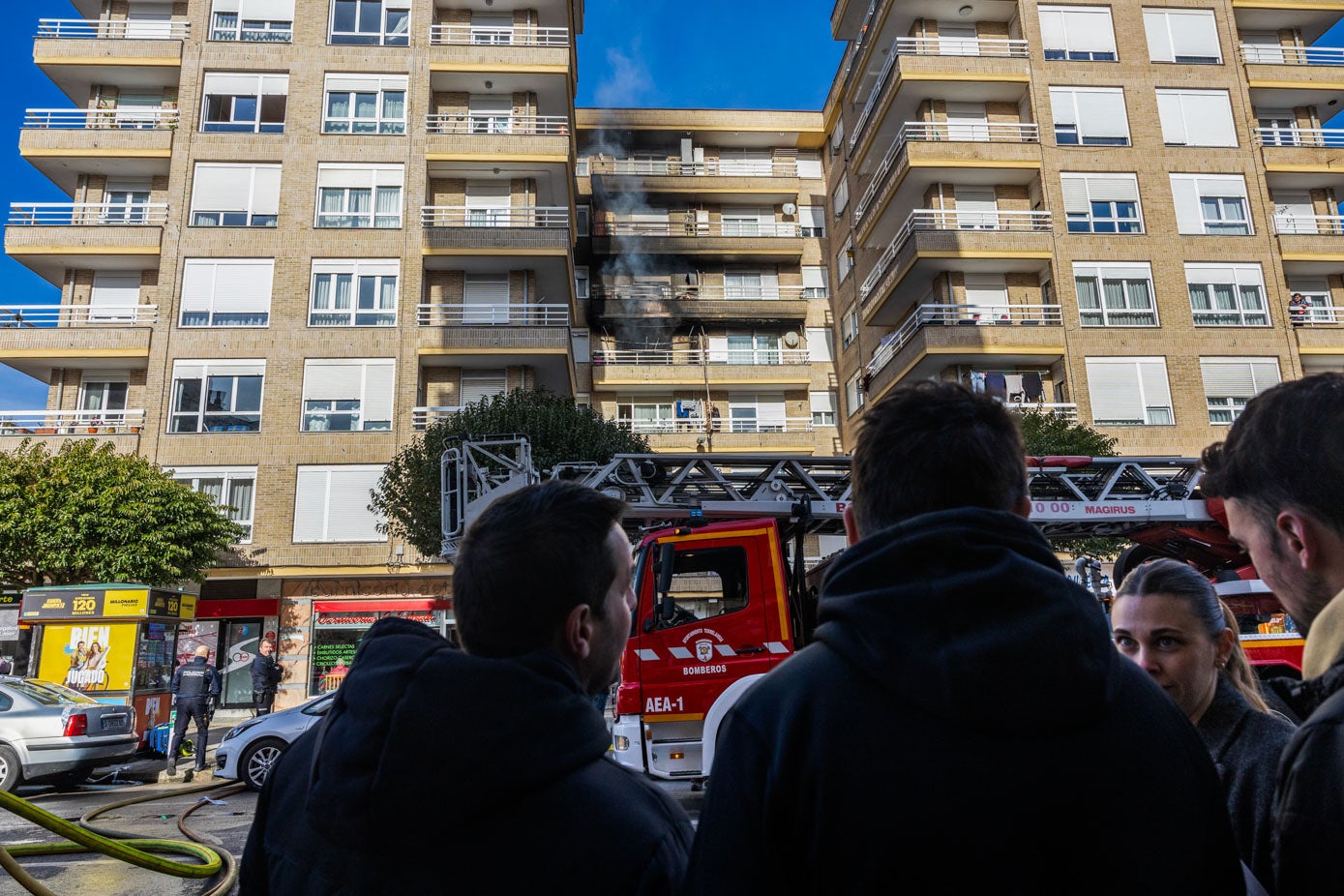 Al lugar de los hechos se movilizaron efectivos de Bomberos, Policía Local, Nacional y también personal sanitario. 