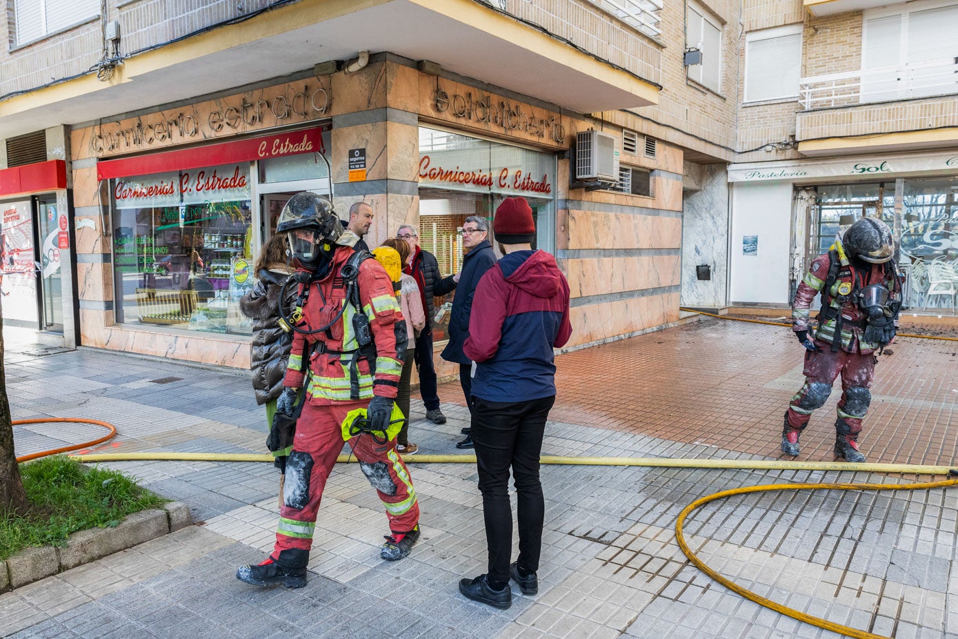 Los efectivos de bomberos se emplearon a fondo para sofocar el incendio durante más de dos horas de intervención. 