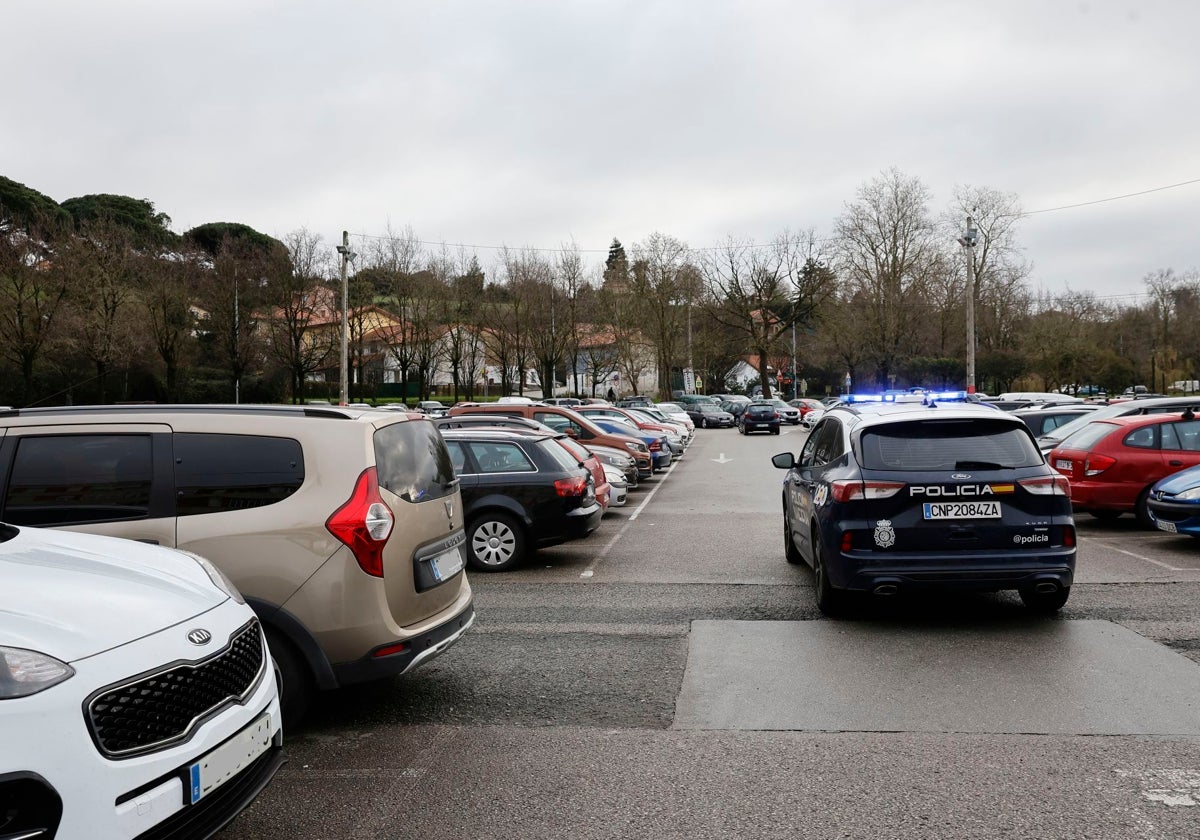 Agentes de la Policía Nacional patrullan por el aparcamiento de Pintor Varela, esta semana, en La Inmobiliaria.