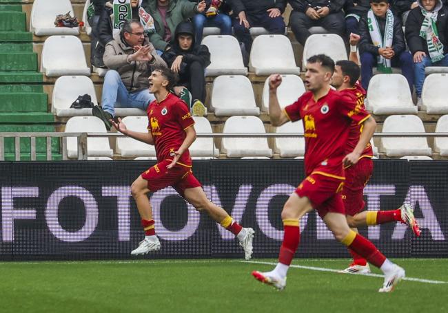 Pablo Rodríguez celebra un tanto ante el Córdoba.