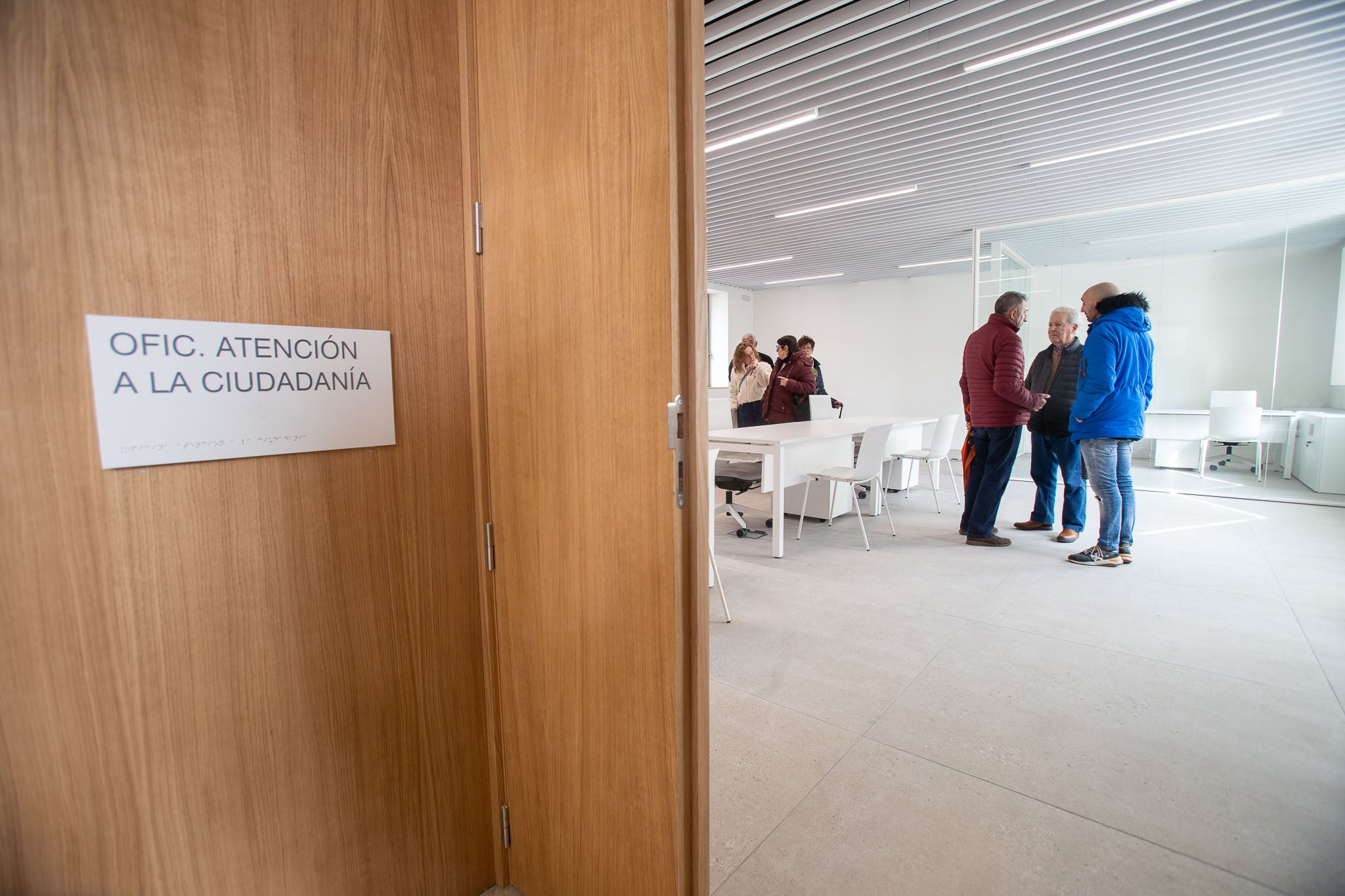 A la derecha del vestíbulo, nada más acceder al inmueble, se encontrarán la zona de Atención Ciudadana y el Registro. 