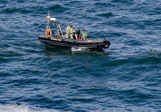 Patrullera de la Benemérita peinando la costa en busca de algún indicio.