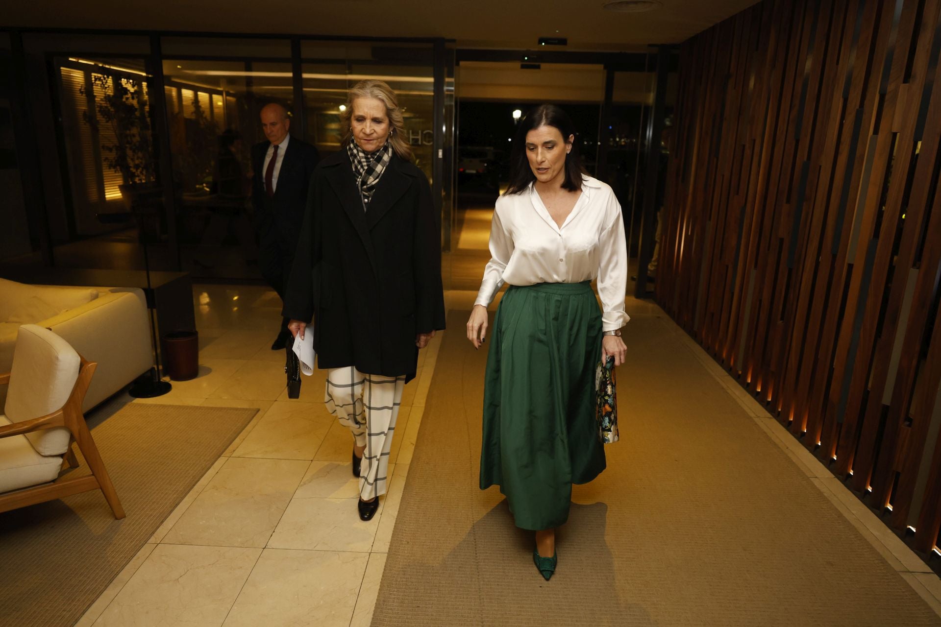 La infanta Elena llegando al Hotel Chiqui junto a la alcaldesa de Santander, Gema Igual.