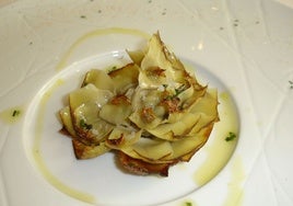 Flor de alcachofa confitada y frita en aceite de oliva virgen del Gran Hotel Balneario de Puente Viesgo.