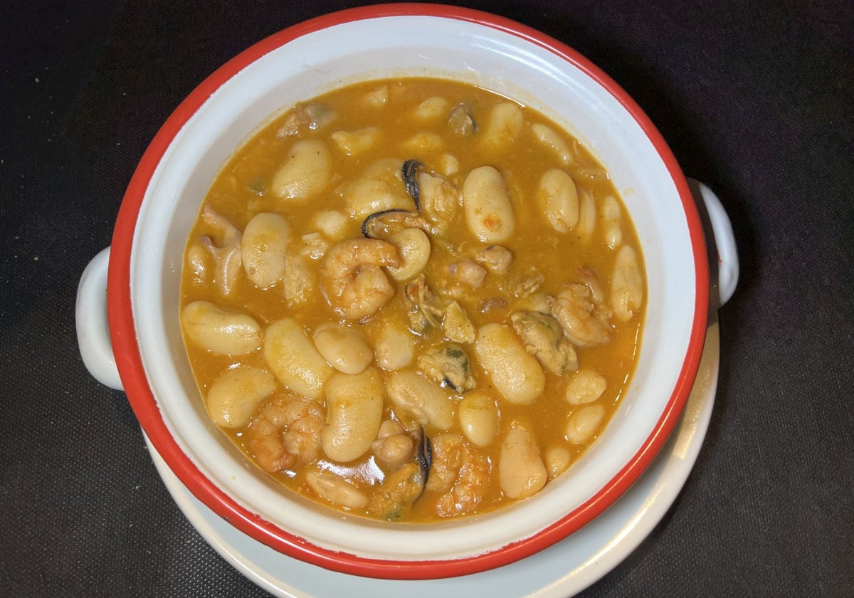 Judiones de la granja con langostinos y mejillones.