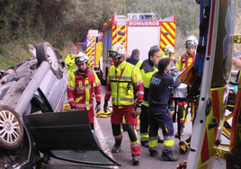 Los bomberos intervienen en la excarcelación de una mujer en el accidente sucedido en Liendo.