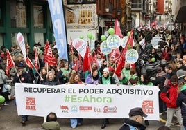 Cabecera de la manifestación docente a su salida del Río de la Pila, donde ha comenzado y donde se ubica la Consejería de Educación, FP y Universidades