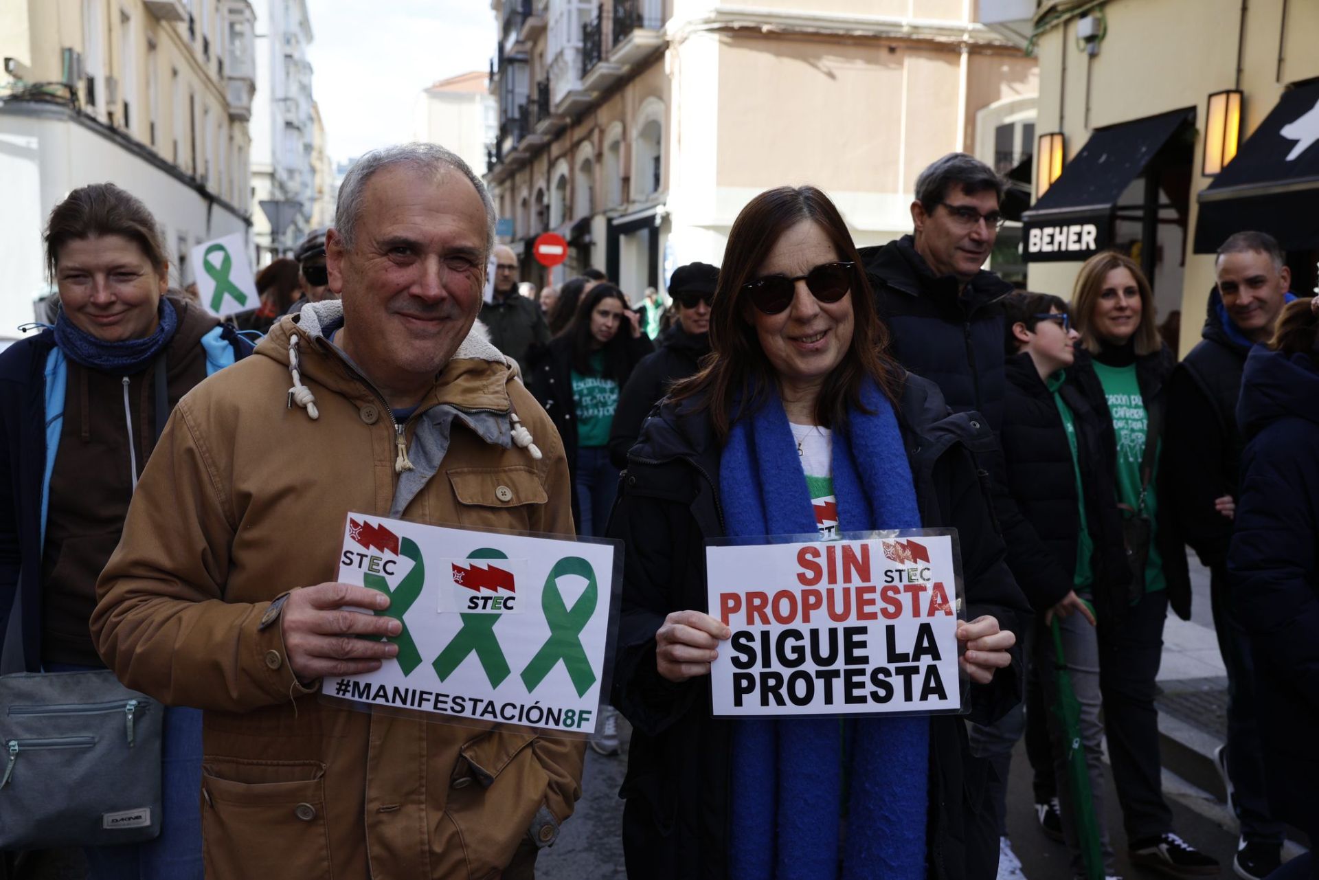 Dos de los participantes en la marcha, a su paso por la calle Daoiz y Velarde, en Santander.