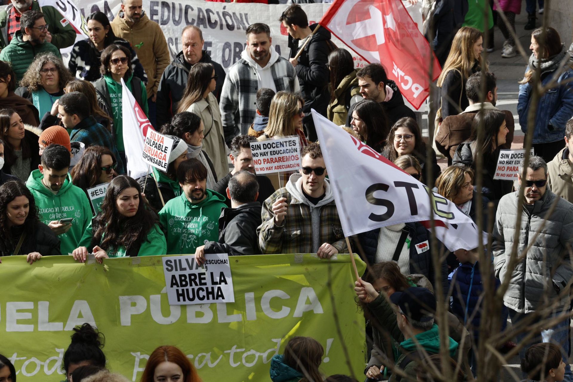 Participantes en la manifestación, que se ha celebrado un día después del encierro docente que ha acogido el IES Santa Clara de Santander. 