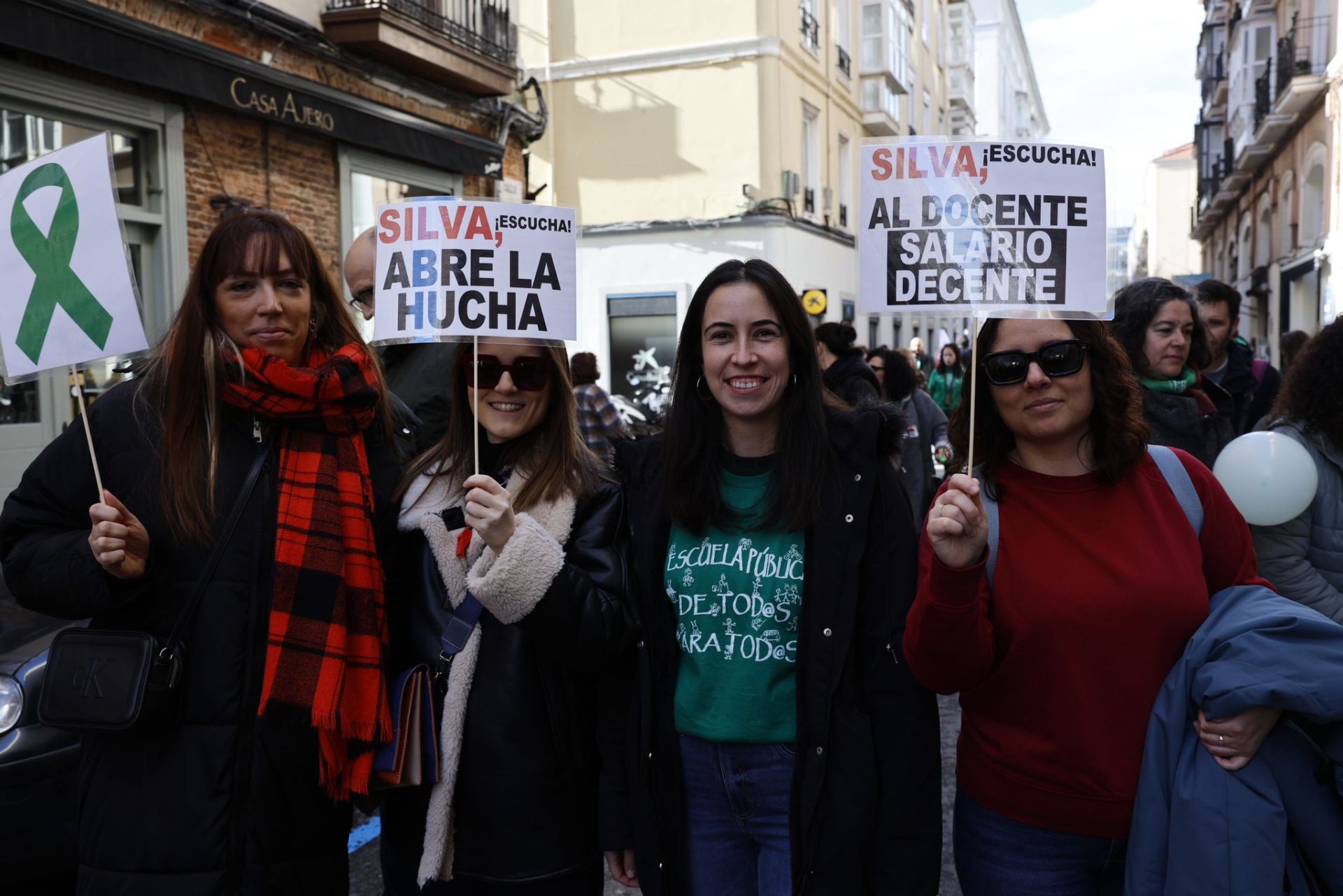 'Salario docente, salario decente', han coreado los manifestantes de la protesta convocada por la Junta de Personal Docente. 