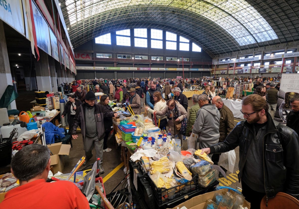 A mediodía, ya había centenares de personas visitando el recinto de la feria.